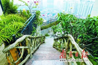 小佛堂前有一座小桥通向楼顶另一建筑。