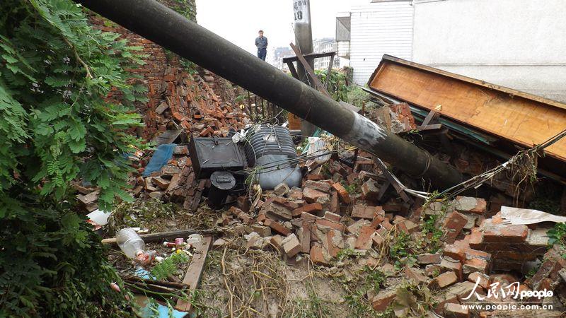 8月16日晚，蓝山县人民银行专变变压器被洪水冲倒