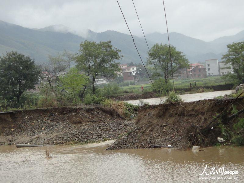 电杆柱被洪水冲倒，当地古纸线附近村庄全部停电