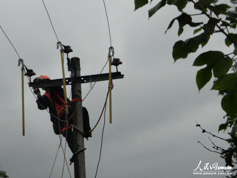 宁远县电力员工正抓紧时间对受损线路进行抢险