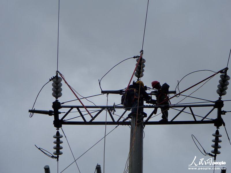 宁远县电力员工正抓紧时间对受损线路进行抢险