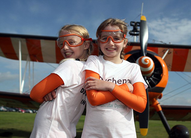 英9岁姐妹花表演机翼行走 破纪录