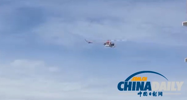 一架直升机在撒下1万美元钞票后离去