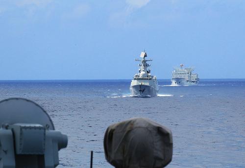 8月22日，中国海军舰艇编队穿越大隅海峡进入太平洋。新华社记者 查春明 摄