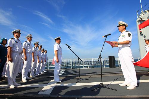 8月22日，海军舰艇编队青岛舰官兵在驾驶室精心操作穿越大隅海峡。新华社记者 查春明 摄