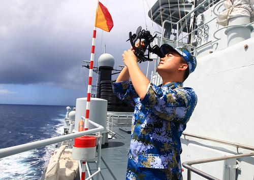 8月22日，海军舰艇编队青岛舰航海长张城堡在进行天文定位。新华社记者 查春明 摄