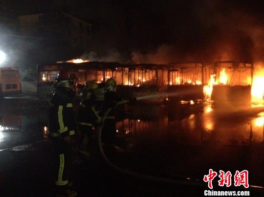 浙江台州9辆公交车凌晨着火均损毁严重烧成车壳