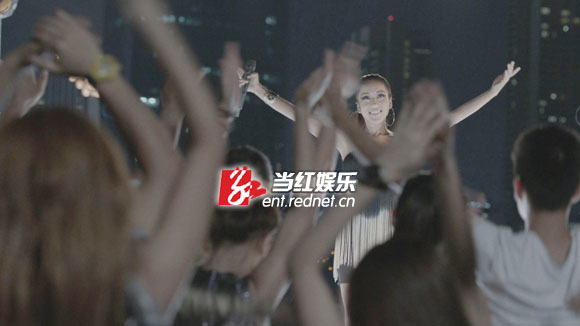 吉克隽逸台下的歌迷一起劲歌热舞