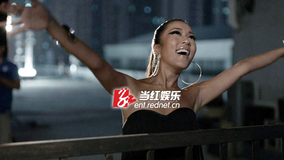吉克隽逸MV大秀香肩