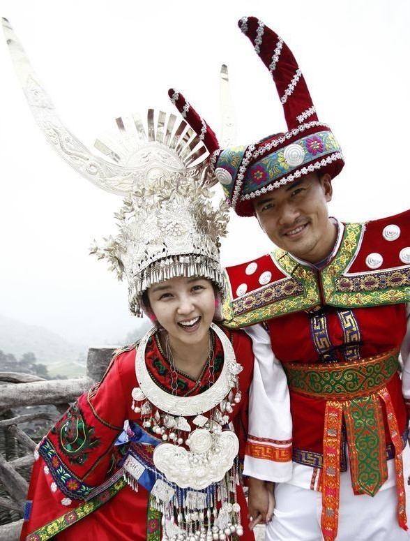 [视频]何洁赫子铭秀恩爱 民族婚纱照曝光