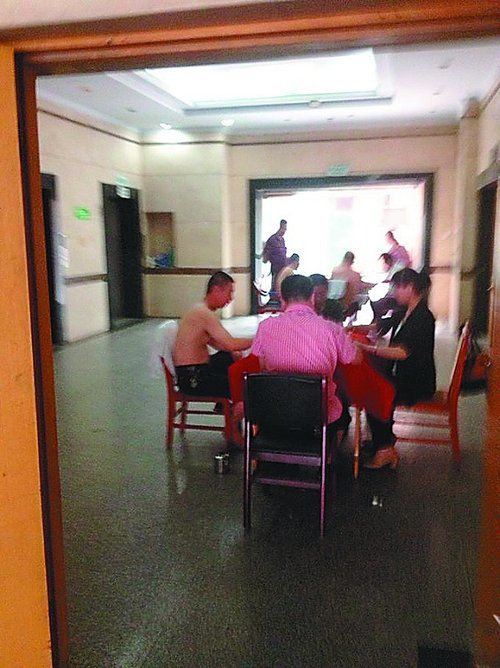 石家庄一高校教学楼变身麻将馆 两职工参与搓麻