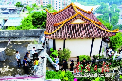 执法人员翻墙走近“深圳最牛违建”—小佛堂。鲁力 摄