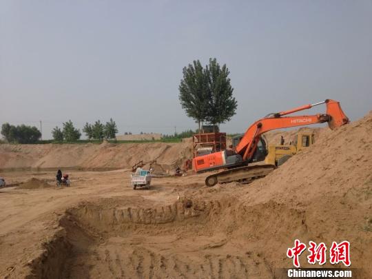 图为一土地整理项目入口处。　李想　摄