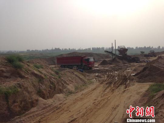 图为一土地整理项目入口处。　李想　摄