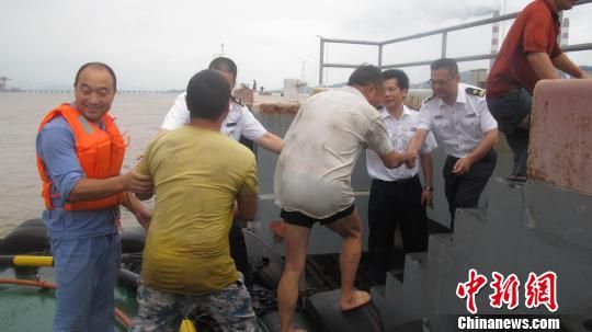 山东一货轮浙江玉环水域沉没落水8人全部获救