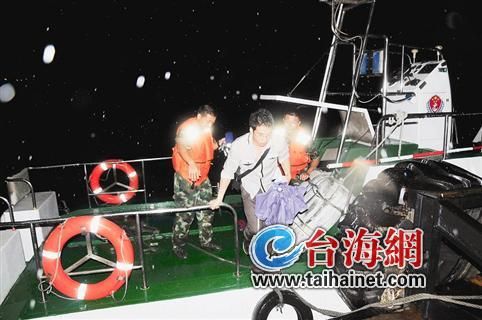 男子台风天为见女友 深夜跳海游泳回家