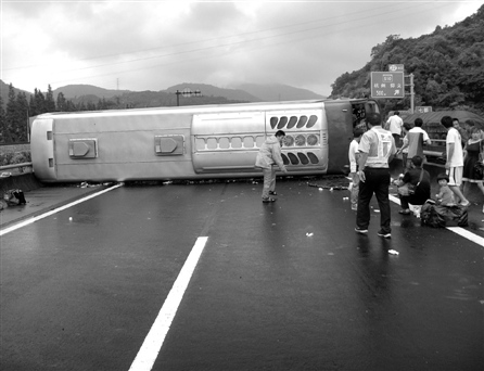 温州方向高速路一大巴侧翻60名乘客16人受伤（图）