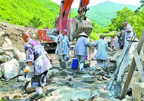 大悲寺下院的女居士们在修建寺庙和庙旁的渠道Y