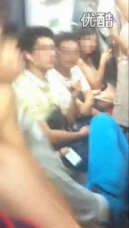 视频截图:男青年飞踹女乘客