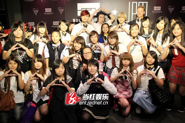 JPM帶領上百位學生妹High翻西門町