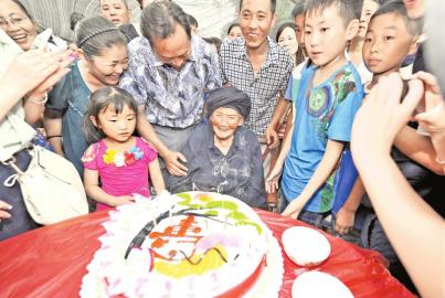8月25日，吹完生日蜡烛老人露出了难得的笑容。