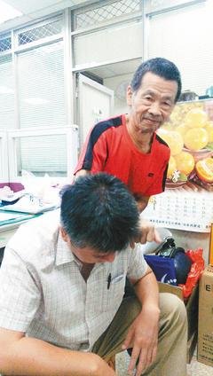 70岁台湾老伯为妻还愿 免费帮人按摩30年(图)