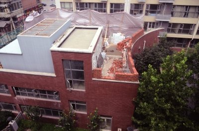 记者调查楼顶加盖违建相机被抢 随同城管被殴打