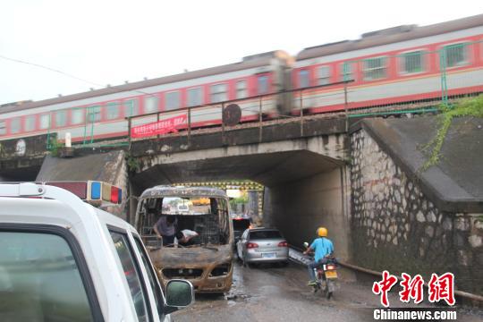 广西玉林一中巴车铁路桥下自燃未影响火车（图）