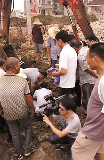 浙江海宁一老宅挖出银元掀起当地“挖宝风”