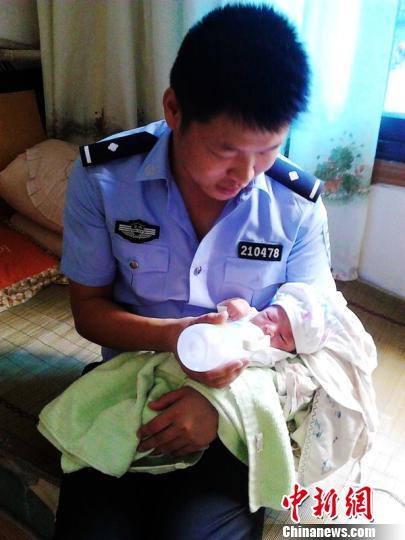 图为民警正在为被弃婴儿喂奶。　重庆荣昌公安局供图　摄