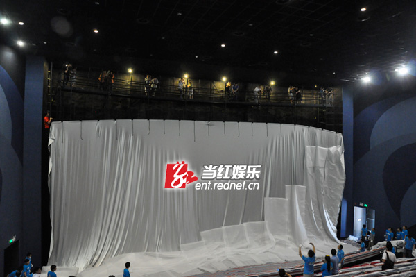 湖南最大IMAX影厅挂幕 由长沙万达斥2000万打