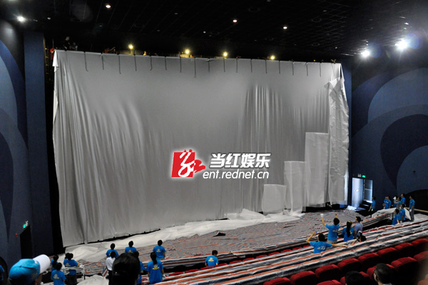 湖南最大IMAX影厅挂幕 由长沙万达斥2000万打