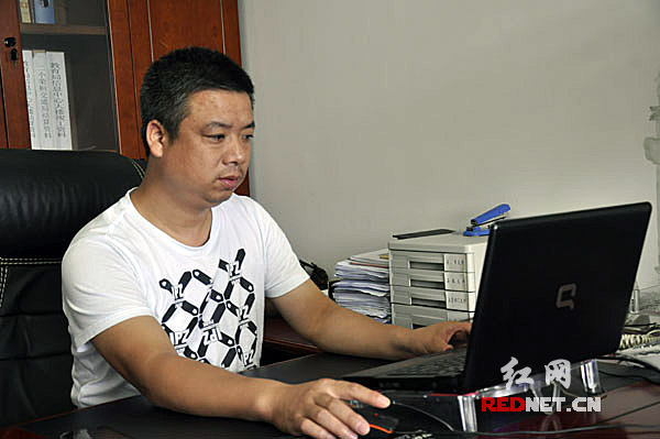 湖南启辉建筑工程有限公司、湖南启辉房地产开发有限公司董事长邓细启。
