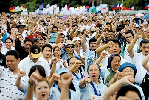 8月26日，菲律宾首都马尼拉民众聚集在一座公园举行集会游行反对议员贪腐。