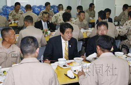 安倍赴非洲视察日本自卫队基地强调日本贡献