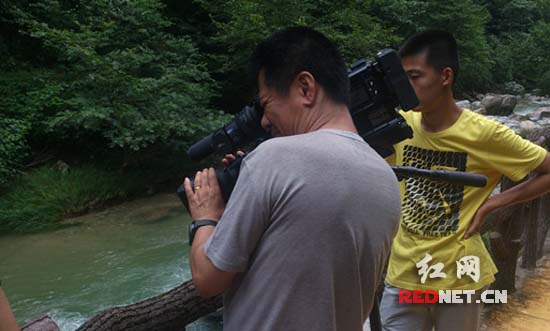 央视摄制组在神农谷珠帘瀑布取景。