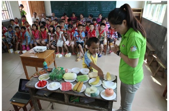 营养师为希望小学孩子开展营养课堂活动