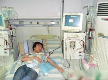 资深义工与母亲同患尿毒症 母子互推透析机会