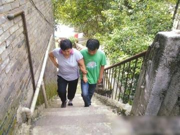 资深义工与母亲同患尿毒症 母子互推透析机会