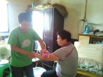 资深义工与母亲同患尿毒症 母子互推透析机会