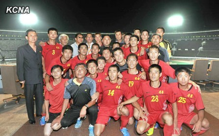 金正恩观看朝鲜男足激烈决赛与冠军队合影（图）