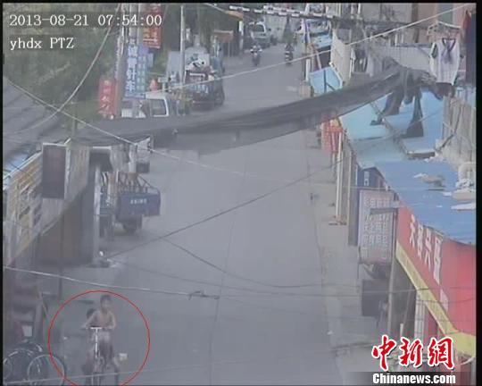 图为杜磊和杜宇航两兄弟8月21日离家出走时的监控截图。　余杭公安　摄
