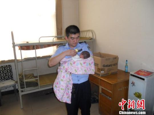 民警给男婴喂奶　吴郑巍　摄