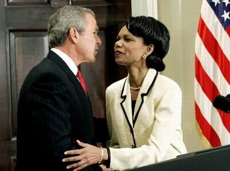 2004年11月16日，在美国首都华盛顿白宫，时任美国总统布什在宣布提名赖斯担任国务卿后向赖斯表示祝贺。