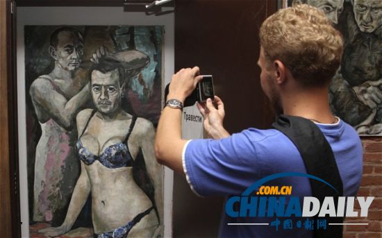身穿女性内衣的普京和梅德韦杰夫画像