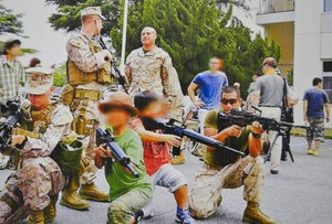 驻日美军教日本儿童持枪瞄准路人引公愤（图）