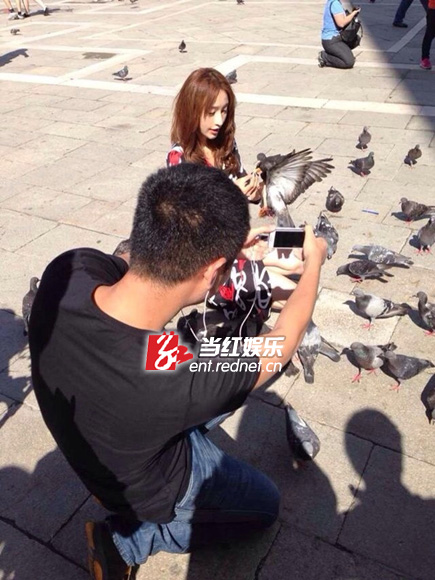 任重为张俪拍照