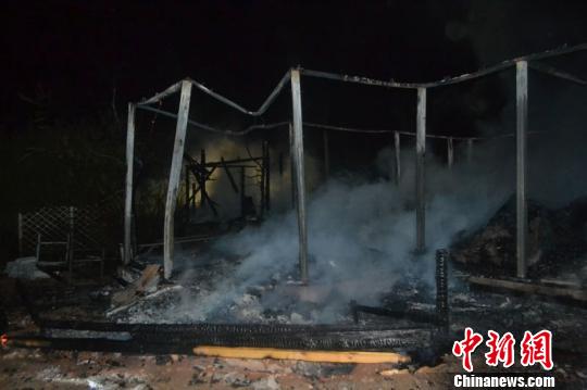 燃烧过后，现场一片狼藉，部分房屋仅剩骨架　杨孟瑶　摄