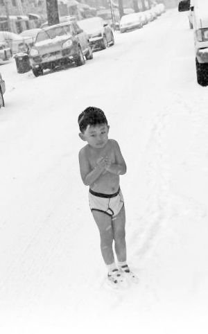 4岁雪地裸跑