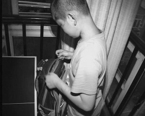 孩子耳后根被打紫了 爆料人供图